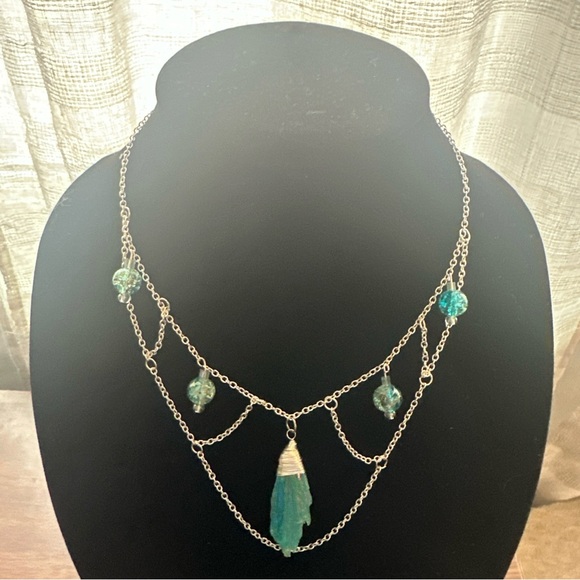 Jewelry - Elegant Silver and Green Necklace